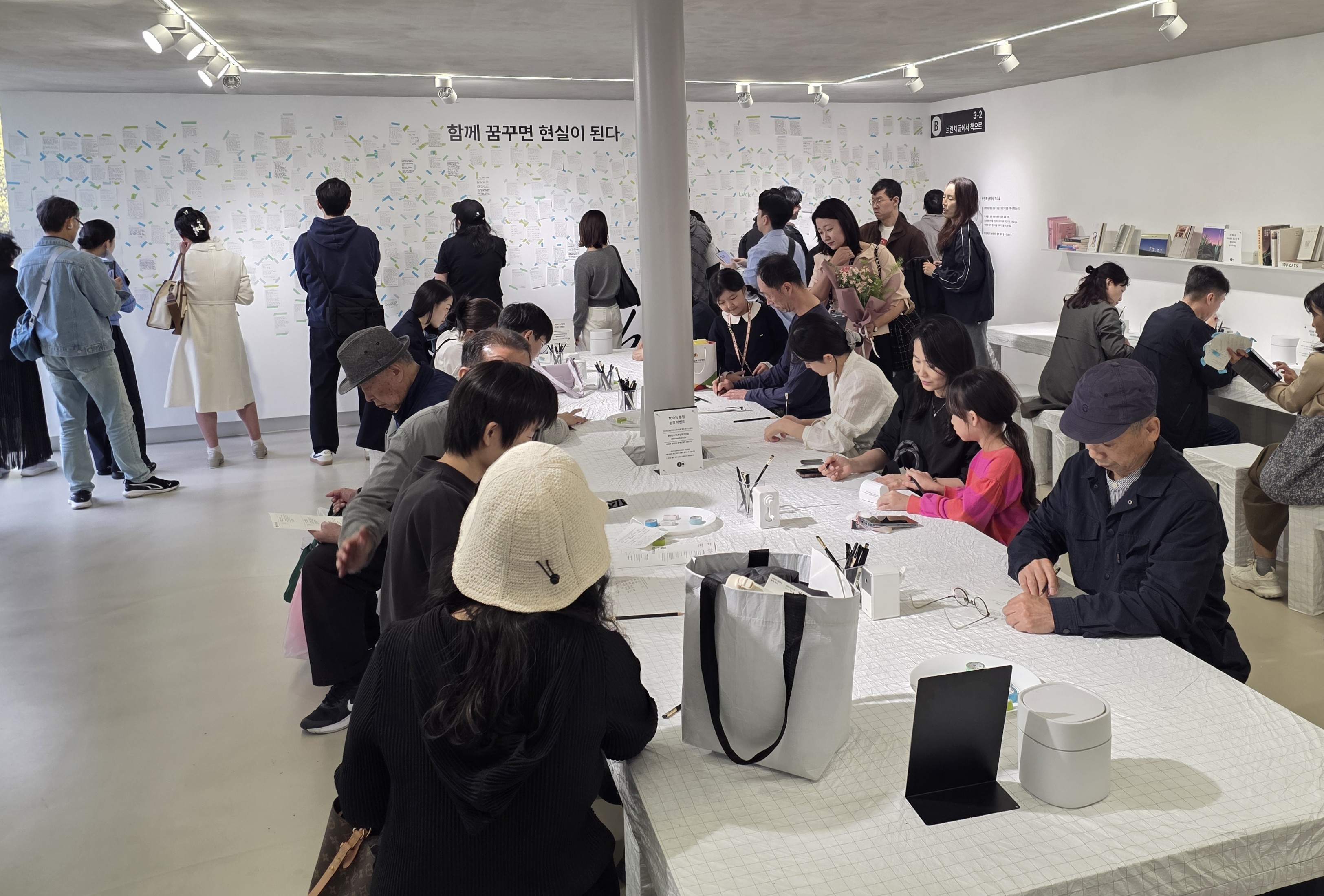 브런치 10주년 팝업 전시 <작가의 꿈>